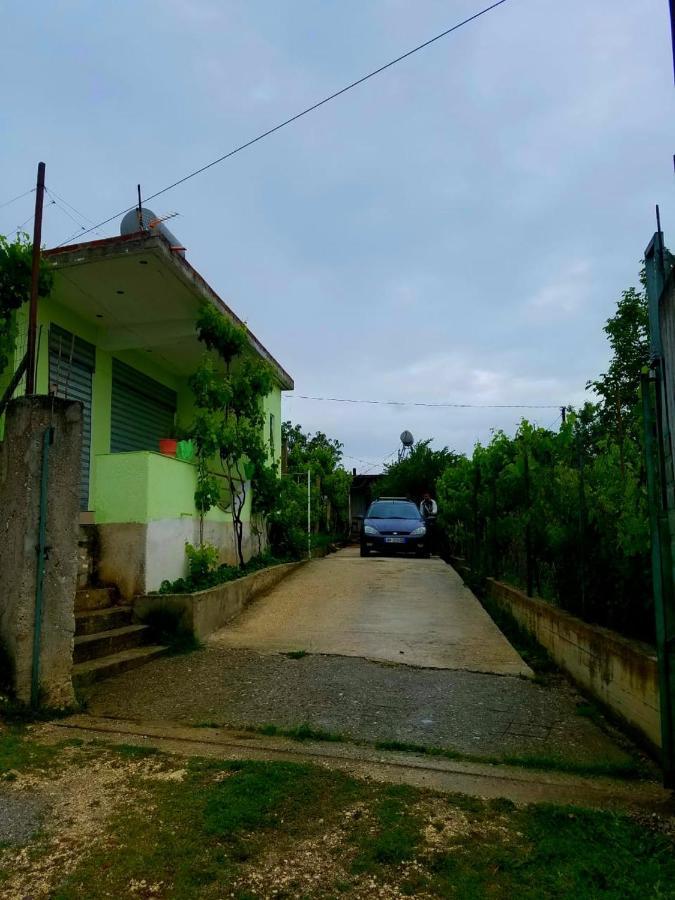 Guesthouse Aleksander Berat Exterior photo